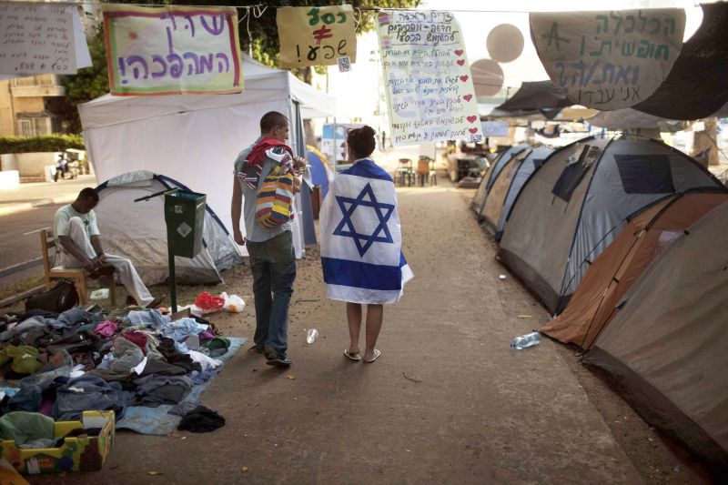 Barracas montadas por jovens em Tel-Aviv para protestar contra o aumento dos preços das moradias | Menahem Kahana/AFP