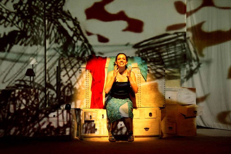 Apesar do projeto ser uma trilogia, cada peça traz, independentemente, recortes da história de uma mãe e sua filha | Alessandra Nohvais/Divulgação