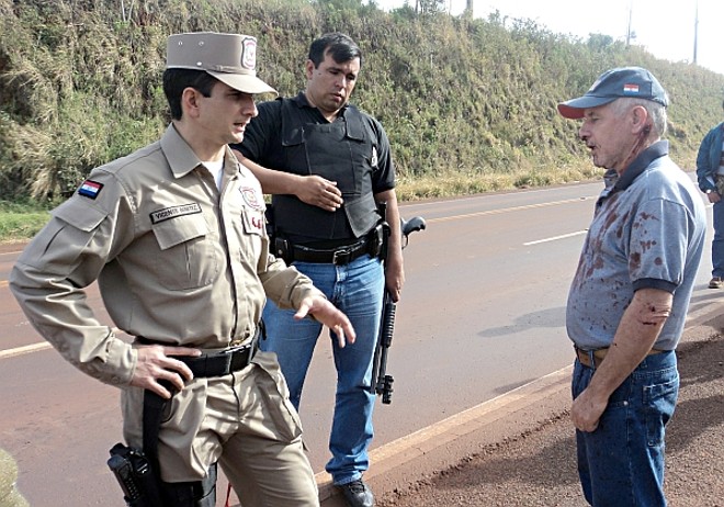 Ademir Rickli (à direita) foi atacado por campesinos quando limpava uma área que havia sido desocupada | 