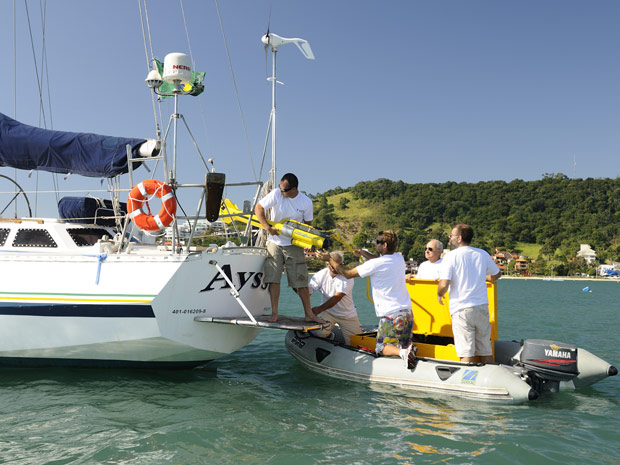 Equipes retiram equipamento que registrou imagens do submarino do fundo do mar no litoral de SC | Divulgação/Família Schurmann