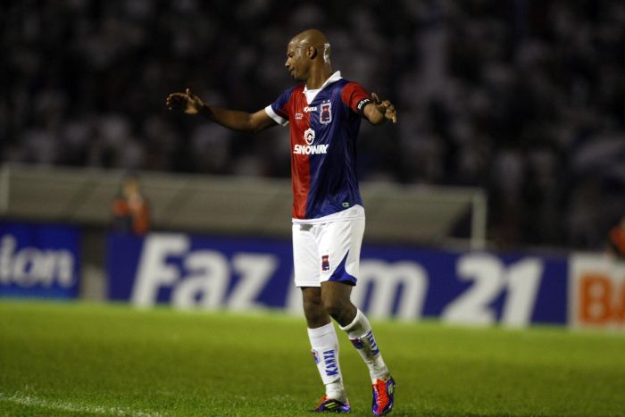 Cris reclama da expulsão no contra a Ponte Preta: zagueiro levou dois vermelhos na disputa da Série B | Albari Rosa / Gazeta do Povo
