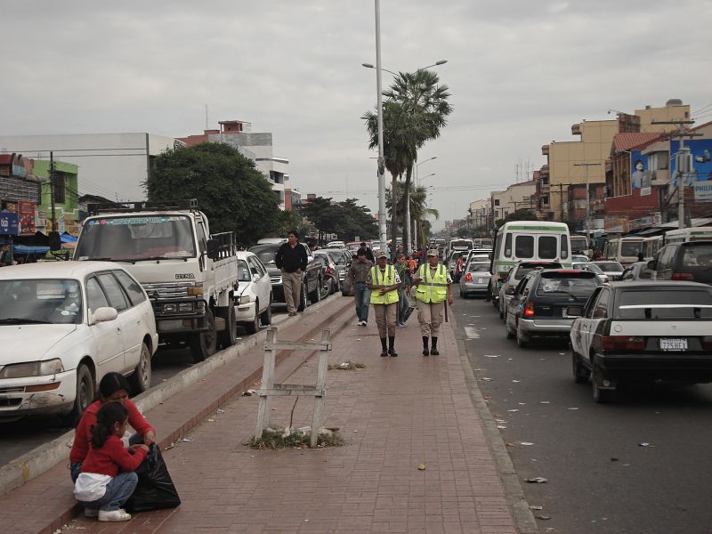 Policiais fiscalizam trânsito no centro de Santa Cruz de la Sierra. A Bolívia vai legalizar 128 mil carros | Reuters