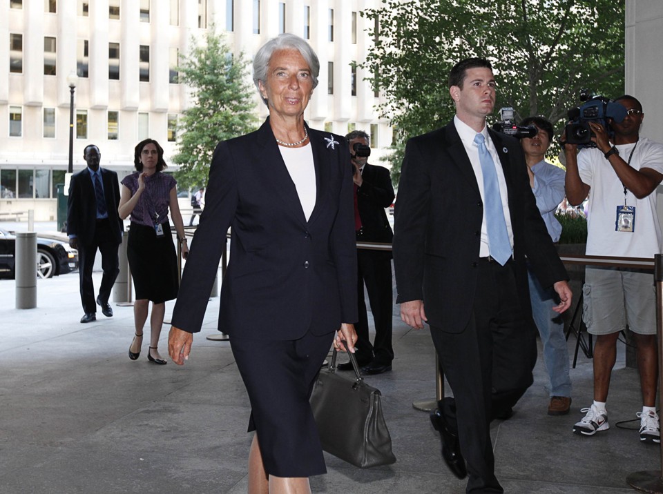 Ex-ministra das finaças da França, Christe Lagarde, chega à sede do FMI, em Washington, para assumir posto como diretor-gerente | REUTERS/Kevin Lamarque