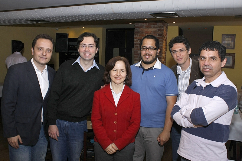 Os colunistas da Gazeta do Povo André Gonçalves (à esq.); Fernando Martins; Marleth Silva; Rogerio Galindo; Franco Iacomini e Miguel Sanches Neto, no almoço de lançamento da campanha "Novidades para o povo que faz a diferença. O povo da Gazeta", ontem, na trattoria Dom Parma. A apresentação foi feita pela vice-presidente do Grupo GRPCom, Ana Amélia Filizola | Euricles Macedo