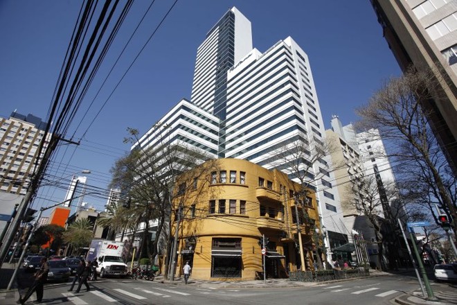 Resistência- O proprietário da casa onde fica o John Bull Café (foto), na esquina das ruas Comendador Araújo e Brigadeiro Franco, ainda não cedeu às investidas do mercado imobiliário. Quem revela é o empresário Gilberto Carvalho, que aluga o local há cinco anos. A resistência vem de longa data, desde a chegada do Hotel Pestana, há cerca de dez anos, e criou uma curiosa integração entre as edificações, pela mescla de estilos contemporâneo e antigo no mesmo plano de visão | 