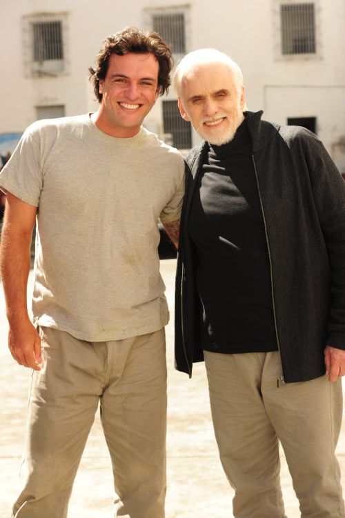 Rodrigo Lombardi e Francisco Cuoco no Presídio do Ahú: protagonistas das duas versões se encontram no remake | Divulgação