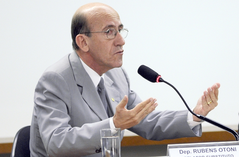 Será necessário uma análise pedagógica para ver que tipo de mensagem seria mais adequada para a criança e o adolescente.
Rubens Otoni (PT-GO), deputado federal autor do projeto que prevê a publicação de mensagens sobre os riscos do consumo de álcool e tabaco nas contracapas de cadernos e livros escolares | Fred Amorim/Agência Câmara