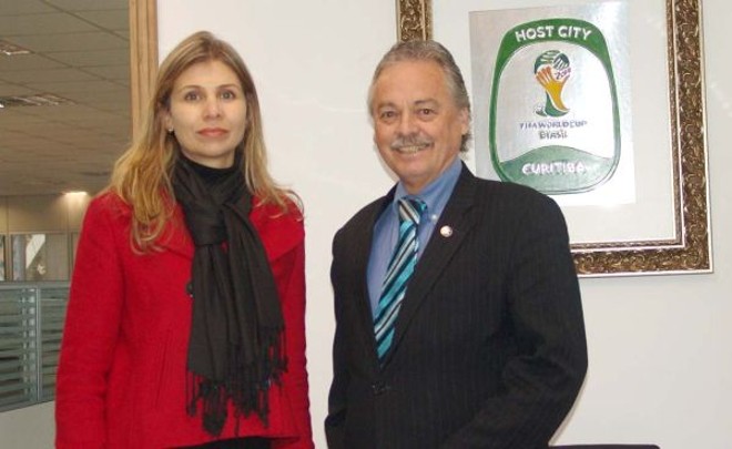 PLANOS PARA 2014 -O secretário de estado da Copa de 2014, Mário Celso Cunha, recebeu a visita da gerente de marketing do Grupo GRPCOM, Milena Seabra, ocasião em que lhe apresentou diversos projetos de participação da empresa no evento, os quais foram muito bem recebidos por Mário Celso. O secretário reafirmou ainda o compromisso de deixar um legado para a cidade após a Copa, com desenvolvimento e geração de empregos e negócios para Curitiba |