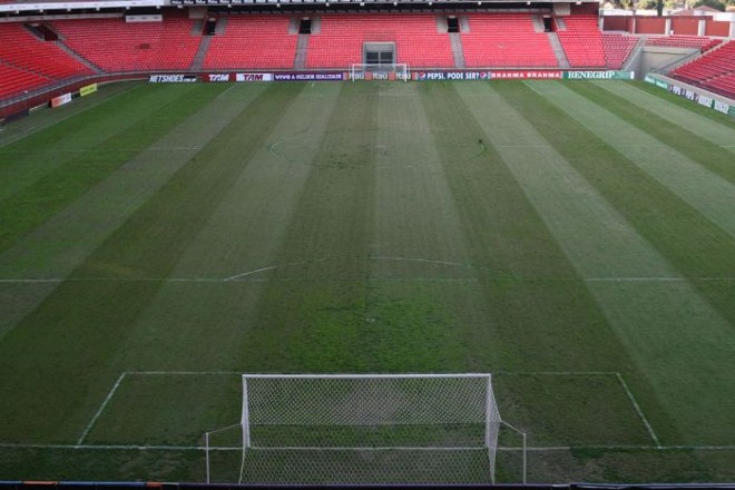 A Arena da Baixada é uma das obras para a Copa do Mundo 2014, mas parte da população duvida que fique pronta até o torneio | Marcelo Elias/ Gazeta do Povo