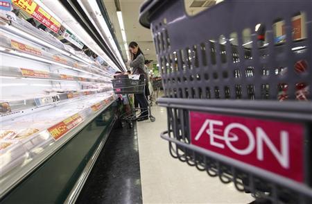 Um cliente escolhe as mercadorias em uma loja da rede Aeon, em Tóquio. Aeon Co, segunda maior varejista do Japão afirmou neste domingo ter vendido carne de gado contaminado por radiação nuclear. Esse é o mais recente caso de ameaça à saúde por conta do vazamento nuclear provocado pelo terremoto que atingiu o país. 06/07/2011 | Reuters