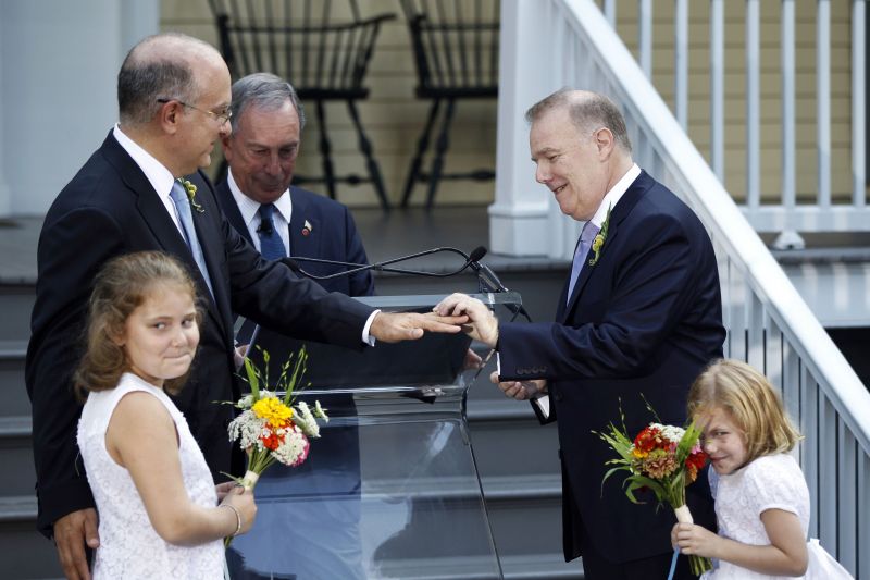 Milhares de gays e lésbicas nova-iorquinos se casaram neste fim de semana | Reuters