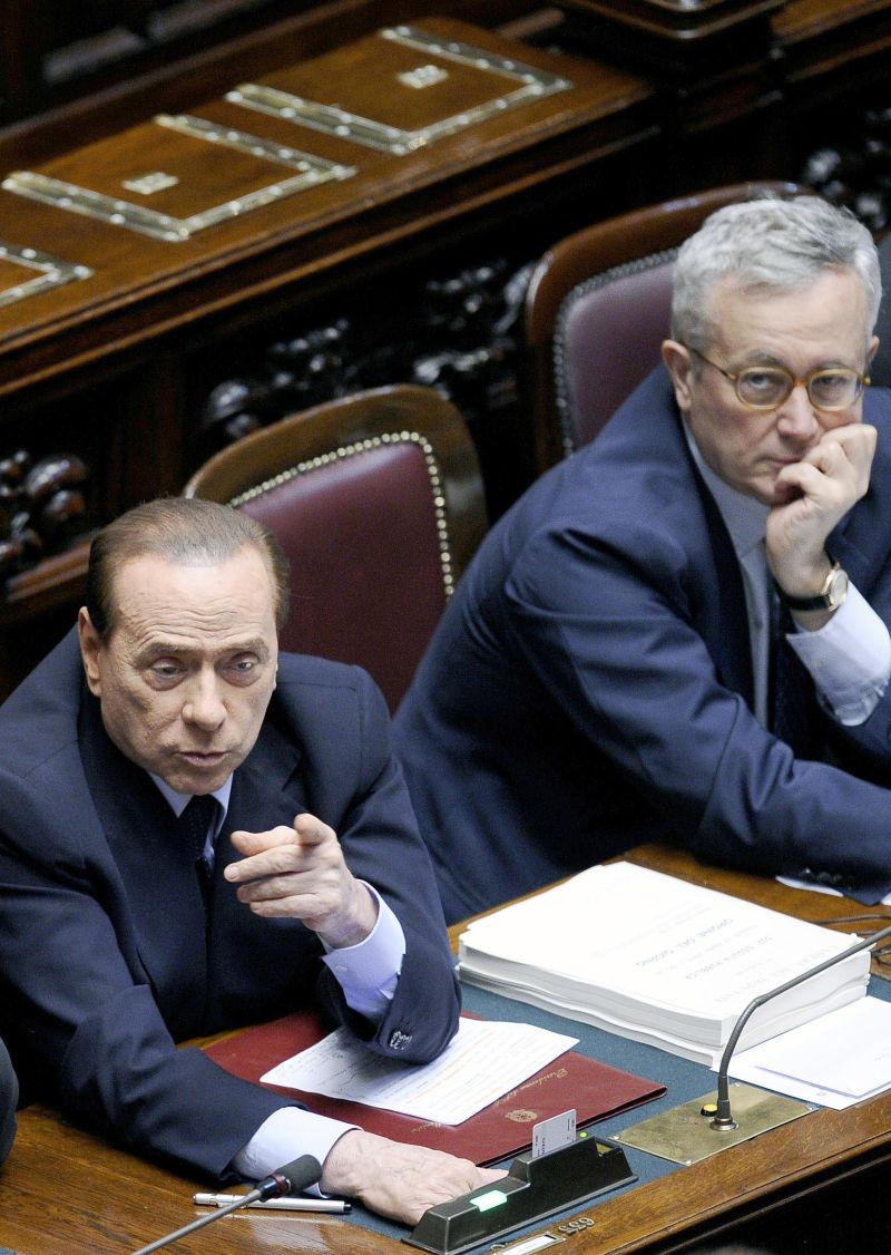 Berlusconi (à esquerda) e Tremonti, ministro das Finanças: vitória política | Filippo Monte forte/AFP