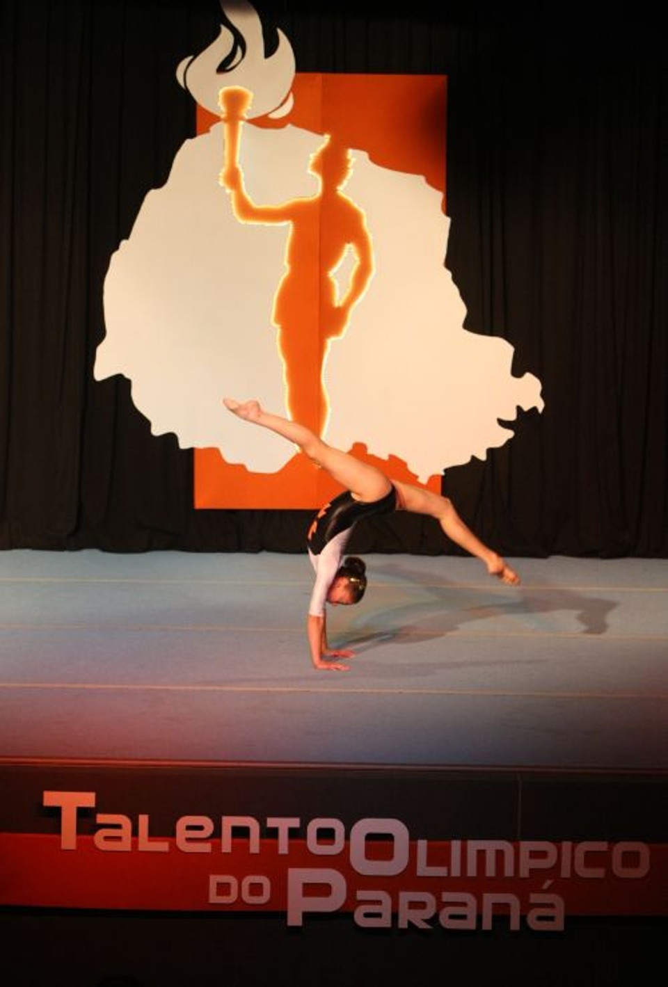 Ginastas do Paraná fizeram apresentações durante a apresentação do TOP 2016, ontem, no Museu Oscar Niemeyer | Daniel Castellano/ Gazeta do Povo