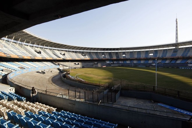 Avellaneda- Dois estádios separados por uma rua já seria motivo suficiente para visitá-los. Melhor ainda se os clubes são rivais e clássicos do futebol local. De um lado, está o El Cilindro, do Racing. Alguns passos adiante, o renovado Libertadores da América, do Independiente. Ambos em Avellaneda, região metropolitana de Buenos Aires . O primeiro já recebeu 100 mil pessoas, hoje tem capacidade para 65 mil.