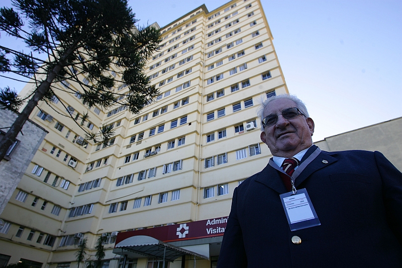 O médico Hélio Germiniani segue analisando eletrocardiogramas no HC | Jonathan Campos/Gazeta do Povo