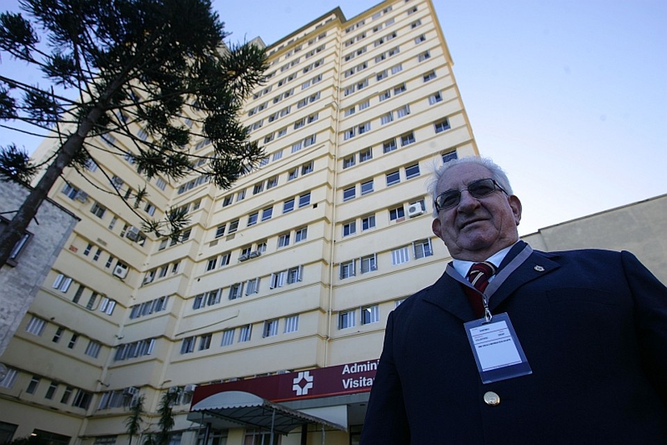 O médico Hélio Germiniani segue analisando eletrocardiogramas no HC | Jonathan Campos/Gazeta do Povo