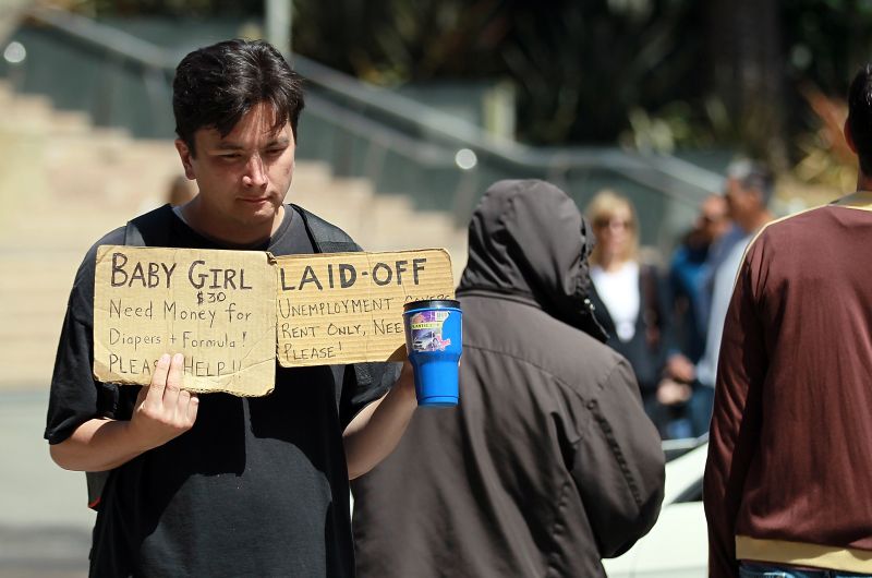 Americano desempregado pede dinheiro na rua: país tem 14 milhões de pessoas sem emprego; empresas estão abrindo vagas no exterior ou investindo na produtividade, o que diminui a necessidade de trabalhadores | Justin Sullivan/ AFP