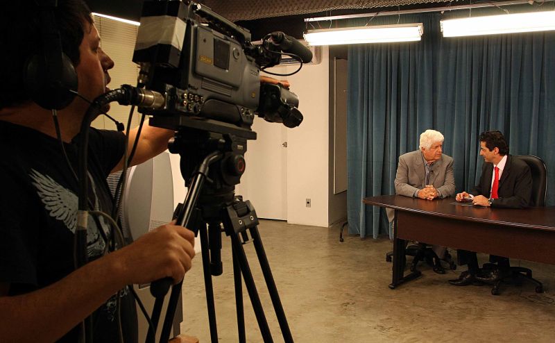 O escritório do Paraná em Brasília em dois momentos: quando foi estruturado para abrigar Eduardo Requião, irmão do então governador Roberto Requião. Na época, chegou a ter um estúdio de televisão... | Wenderson Araújo/ Gazeta do Povo