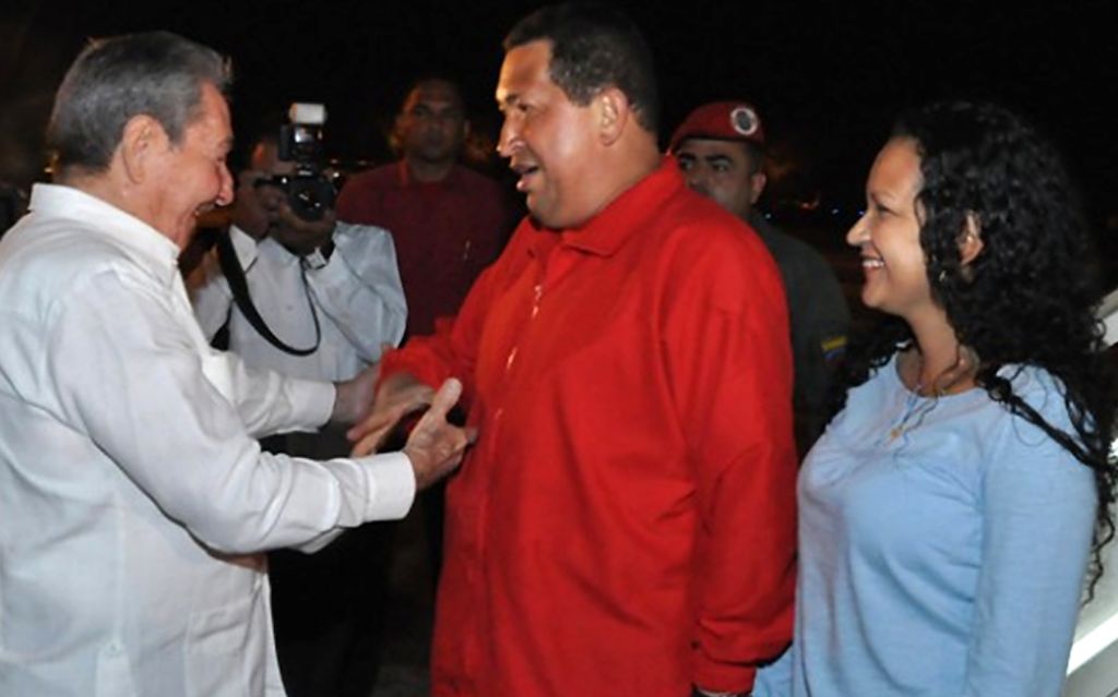 Hugo Chávez, ao lado da filha, Rosa Virginia, é recebido no aeroporto de Havana pelo presidente Raúl Castro | AFP/cubadebate.cu