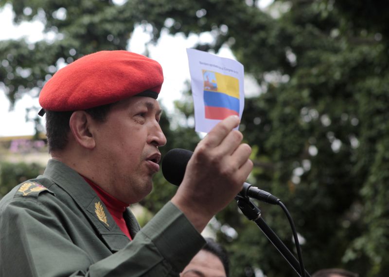 O presidente da Venezuela Hugo Chávez segura imagem de uma antiga bandeira venezuelana durante discurso em Caracas | Reuters