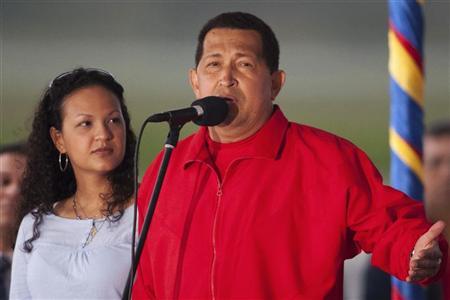 Presidente venezuelano, Hugo Chávez, fala com a imprensa ao lado da filha Rosa, antes de partir para Cuba, no aeroporto internacional Simón Bolívar, em Caracas, no dia 16 de julho | Reuters