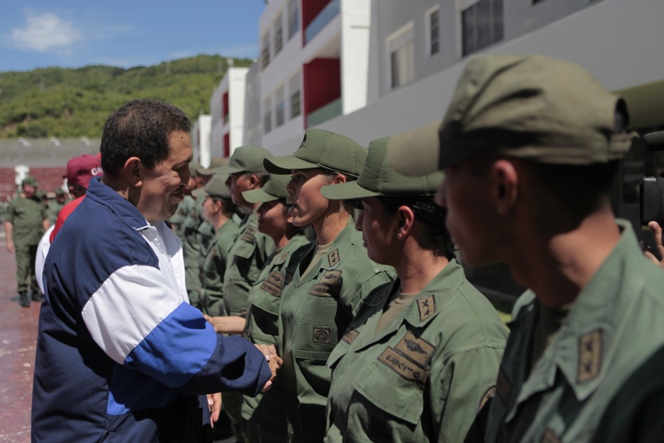 O presidente apareceu com roupa esportiva saudando os soldados e caminhava devagar, mas mantinha algo da loquacidade que caracteriza o militar aposentado de 56 anos | Reuters