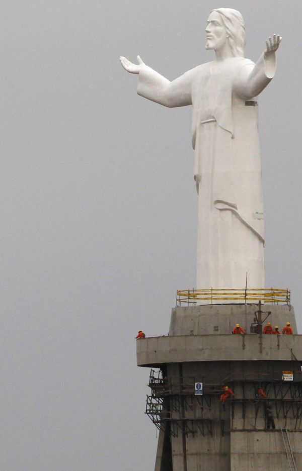 Estátua do Cristo do Pacífico, em Lima, obra financiada pela multinacional brasileira Odebrecht | Mariana Bazo/Reuters