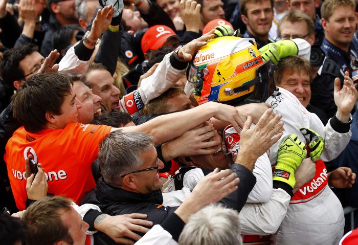 Hamilton comemora com membro da McLaren logo após a vitória no GP da Alemanha | Kai Pfaffenbach / Reuters