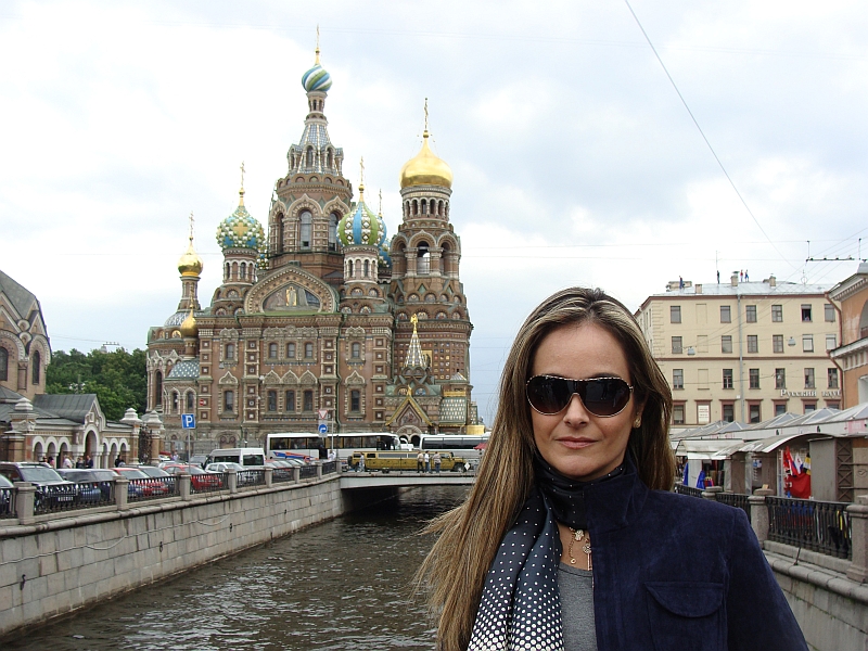 Laís Storrer posa diante da Igreja do Salvador do Sangue Derramado, em São Petersburgo, onde o imperador Alexandre II foi assassinado, em 1881. Dona da agência Stroll, ela organizou o roteiro do grupo de curitibanos que viajou recentemente para os Países Bálticos e à Rússia | Raul Custodio