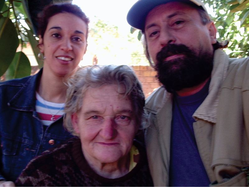 Christiane e Luiz ao lado da condessa Nora Daisy, suposta filha de Adolf Hitler: mistério é detalhado na extensa autobiografia escrita pelo casal de médicos | Arquivo pessoal