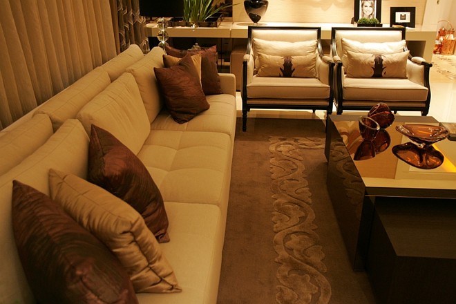 Bar e Estar Íntimo, da arquiteta Viviane Loyola - Poltronas Estilo Seda Bonet, R$ 3.118,50 cada, à vista / Sofá Gio, 3 módulos, R$ 7.418,60, à vista. Produtos da Ton Sur Ton | 