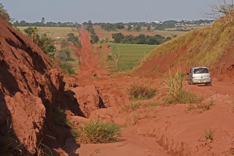 Trecho da Estrada Boiadeira, no Noroeste: sucessivas paralisações, desde 1986, devido a problemas | Albari Rosa/ Gazeta do Povo