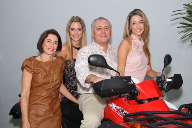 Inauguração da Northstar- Isabela (Carstens) e Antonio Augusto Esteves, na foto ao lado das filhas Luísa e Laura, inauguraram com grande sucesso a Northstar Motos, que traz a Curitiba o conceito de charme e praticidade de scooters, um meio de transporte ágil, prático e menos poluente | 