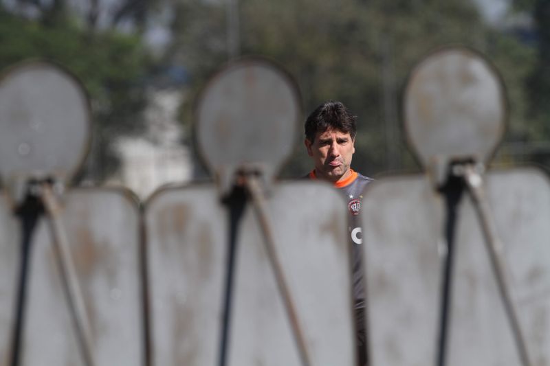Renato Gaúcho comanda o treinamento durante o único dia de trabalho que teve à frente do Rubro-Negro antes da sua estreia, hoje, contra o Avaí: time catarinense foi seu algoz quando estava no Grêmio | Daniel Castellano/ Gazeta do Povo