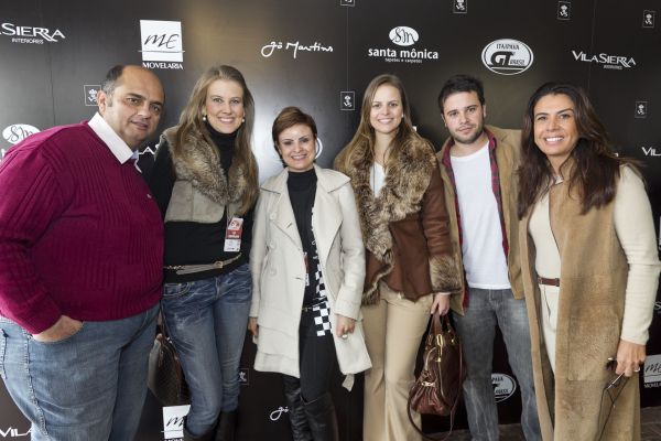 Fernando Rondeau Araujo (à esq.) e as empresárias Jô Martins (de casaco claro) e Márcia Almeida (à dir.) com os arquitetos Caroline Andrusko (à esq.), Fernanda Cassou e Felipe Bender no camarote da Santa Mônica Tapetes e Carpetes no Autódromo Internacional de Curitiba, durante o Itaipava GT3 Brasil, disputado ontem. Os lounges do autódromo foram montados com mobiliário da ME Movelaria e da Vila Sierra Interiores | Diego Pisante