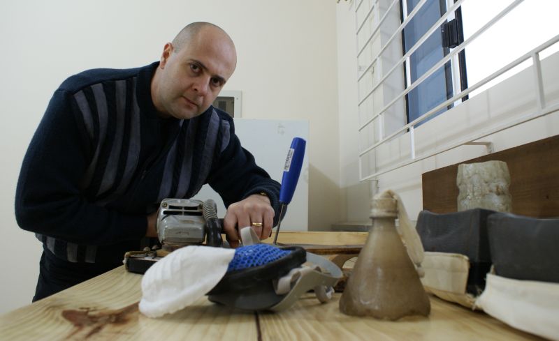 Desde criança tenho o ímpeto de inventar as coisas. Me chamavam de MacGayver. Vou tendo dificuldades no dia a dia e vou fazendo adaptações. Roberto Ricardo Almeida, 40 anos, lixador e inventor do coletor de pó para máquina lixadeira | Marcos André Lima/ Gazeta do Povo