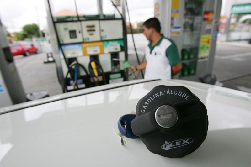 Embora mais caros que em 2010, os combustíveis recuaram 4,25% de maio para junho, dando alívio à inflação | Daniel Castellano/ Gazeta do Povo