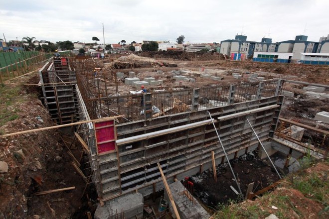 Fundações de uma unidade de raios-X sendo construída pela prefeitura de Curitiba no Novo Mundo: regulamentação da Emenda 29, se passar da forma como está, só traz atribuições financeiras a estados e municípios |