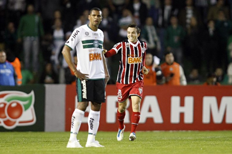 Dagoberto comemora e Pereira lamenta gol do São Paulo | Albari Rosa / Gazeta do Povo