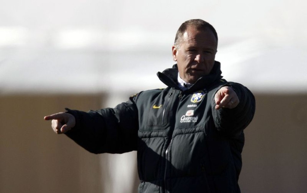 Mano Menezes orienta os jogadores da seleção brasileira: técnico quer mais movimentação de Ganso, Robinho, Neymar e Pato