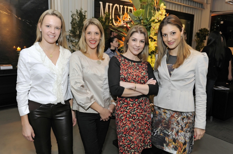 As arquitetas Simone Fatuch, Renata Pisani (ambas à esq.) e Andrea Fregonese (à dir.) com a designer Luciana Baggio no coquetel de lançamento da nova edição da Revista do Núcleo Paranaense de Decoração, realizado na última terça-feira na loja Michelangelo. Luciana assinou a ambientação do evento | Gerson Lima
