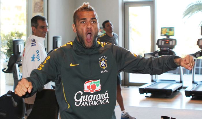 Daniel Alves não nega: é noveleiro e está seguindo Insensato Coração | Rafael Ribeiro / CBF
