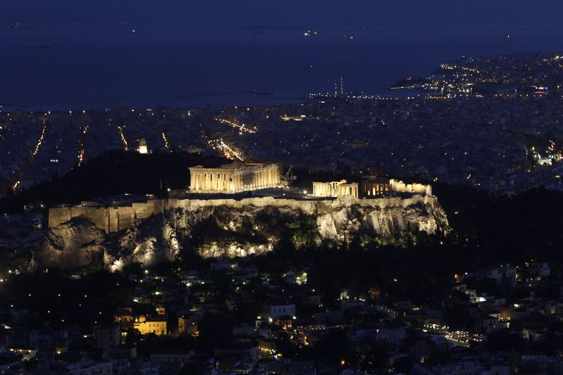 O templo do Partenon, em Atenas, ontem à noite: classificação de default dada aos títulos gregos pode durar apenas alguns dias | John Kolesidis/Reuters