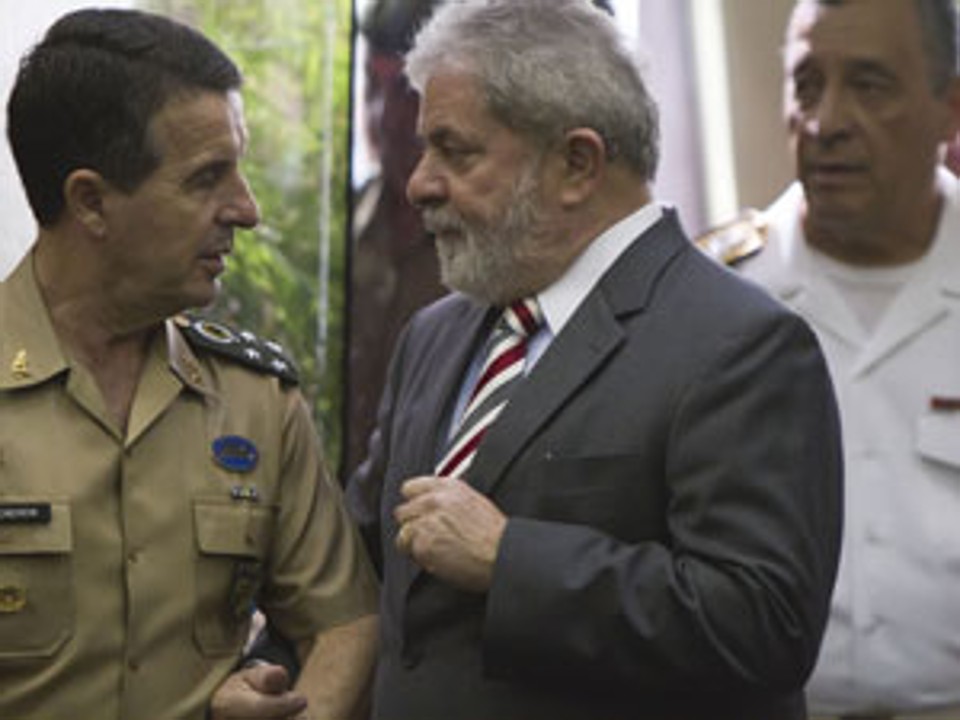 O ex-presidente Lula, com militares, ao participar de palestra na Escola Superior de Guerra, no Rio | Ide Gomes/ Frame/ Agência Estado
