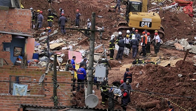 Equipes de busca tentam localizar vítimas de deslizamento na Zona Sul de SP | 