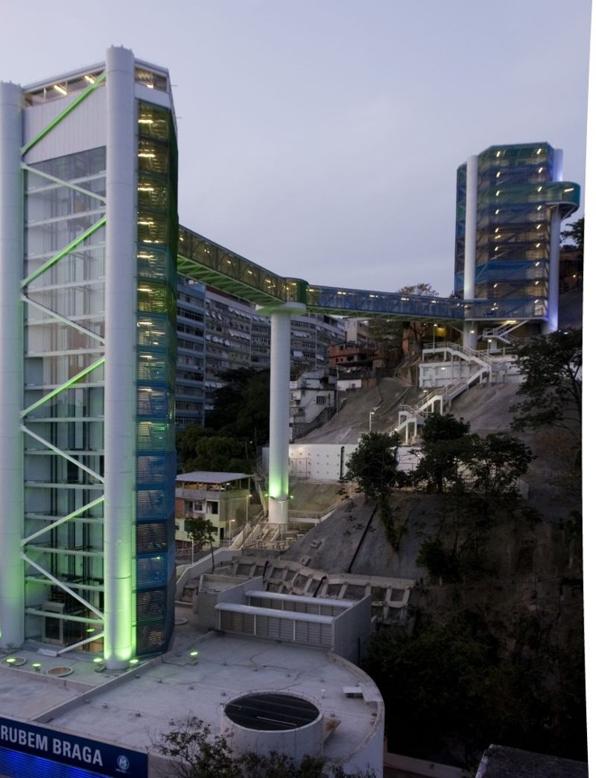 Específico para fachadas- O Complexo Rubem Braga, no Rio de Janeiro, recebeu painéis Aerobrise, que reduzem a incidência solar nas cores verde e azul. O material, produzido pelo grupo Hunter Douglas, é específico para utilização em fachadas. Ele é indicado para uso em forros, com painéis lisos ou perfurados, e pode receber um elemento acústico em seu interior (lã de vidro ou lã mineral) como barreira absorvente. De baixo peso, pode ser fixado em qualquer estrutura, tanto em obras novas como intervenções | 