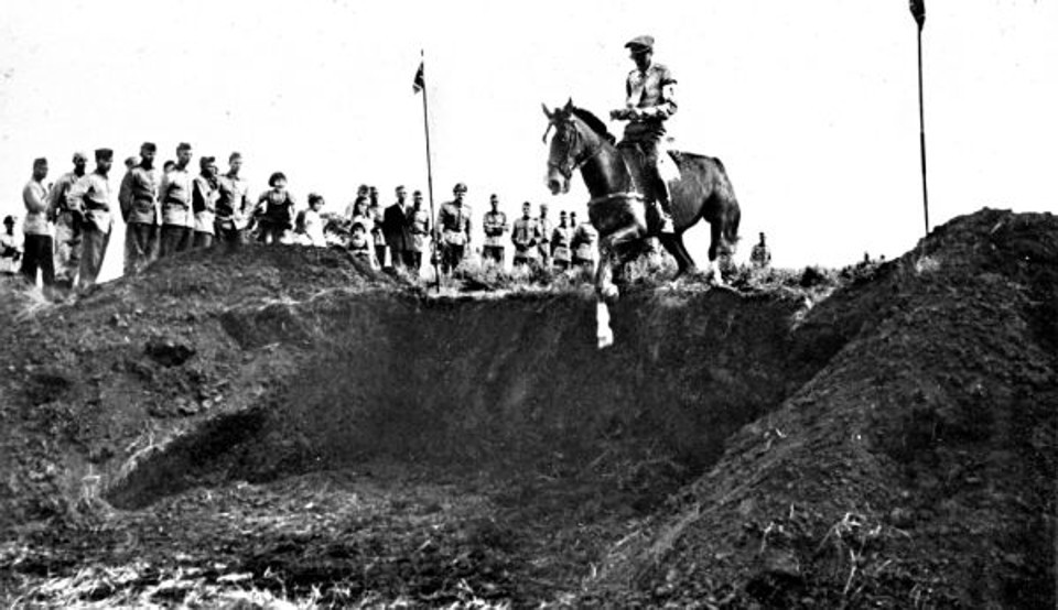 Aluno da arma de cavalaria do CPOR de Curitiba, saltando com sua montaria num barranco no bairro do Seminário no final da década de 1950 |