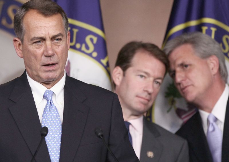 O republicano John Boehner (em primeiro plano) teria seu plano de elevação do teto da dívida votado ontem pelos deputados | Win McNamee/GettyImages/AFP