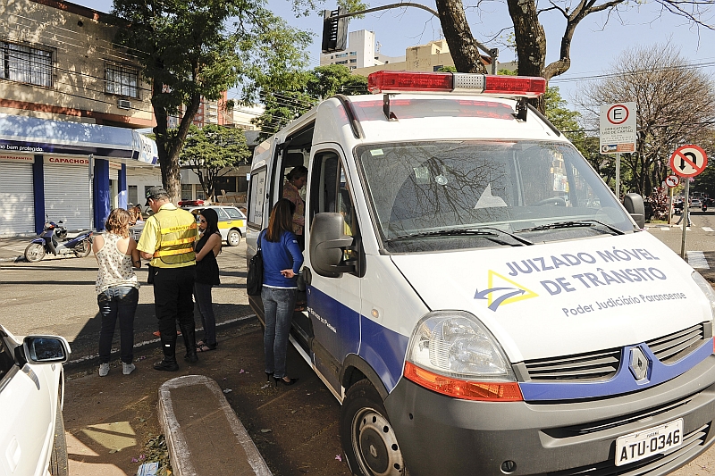 As audiências do Juizado Móvel de Trânsito são feitas em uma van e só acidentes sem vítimas podem ser atendidos | Fábio Dias/Gazeta do Povo