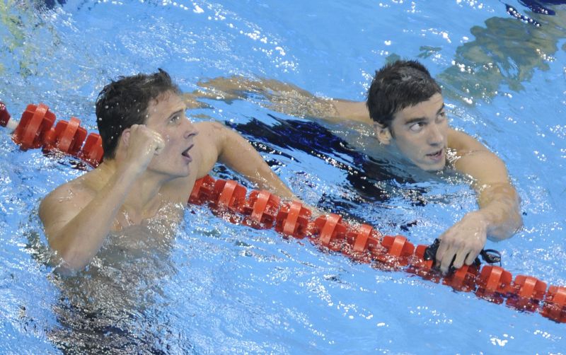 Ryan Lochte (à esq.) e Phelps conferem no placar eletrônico o resultado da prova dos 200 m medley: Eu queria fazer algo que todo mundo achava que fosse impossível | Antony Dickson/ AFP